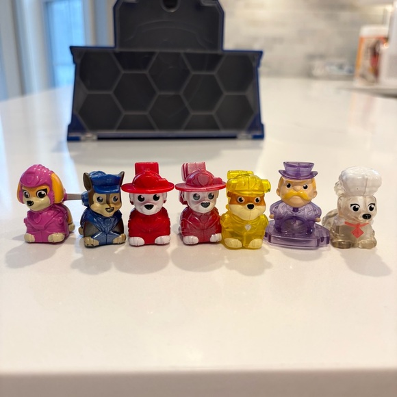 PAW Patrol Micro Movers Movie City Tower with 7 Exclusive Roller Toy Figures - Picture 2 of 5